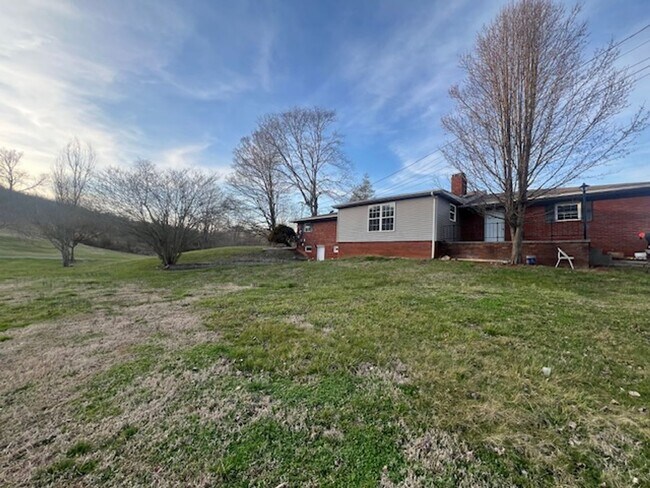 Building Photo - Large Single Family Home