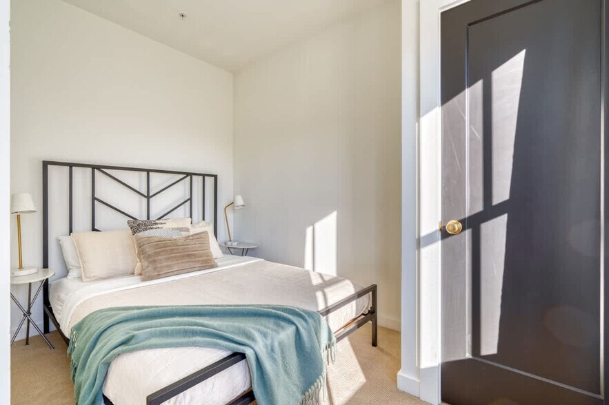 Building Photo - 508 NE 56th Ave