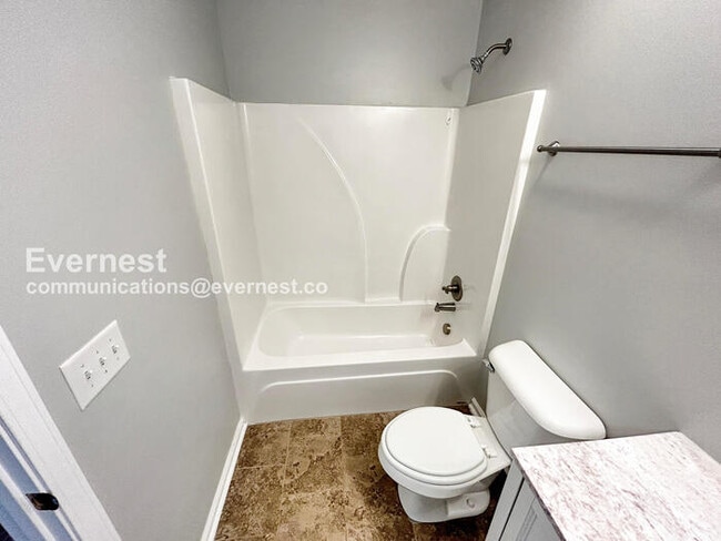 Building Photo - 908 E 16th Ave