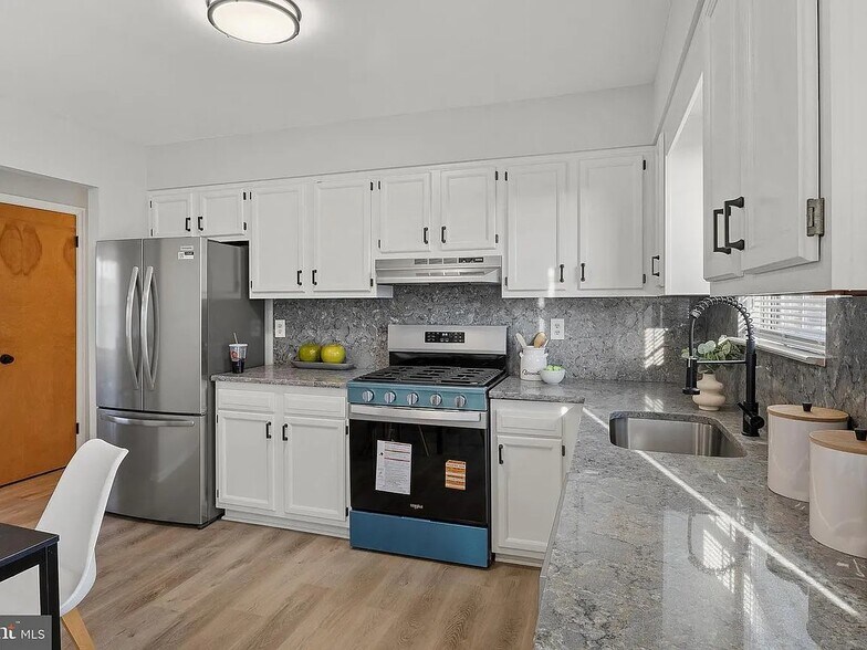 upstairs full kitchen - 5005 Apache St