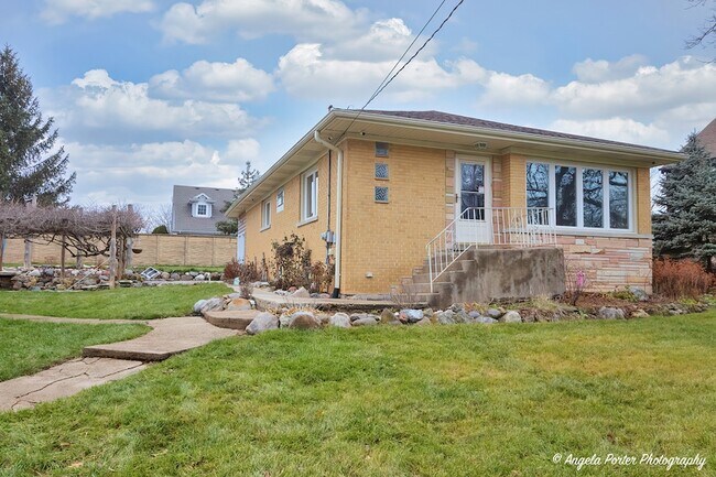 Building Photo - 40 Pine Tree Row