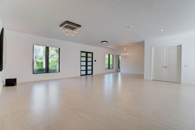 Building Photo - Modern Home in Palm Beach Gardens, Just Minutes from Juno Beach