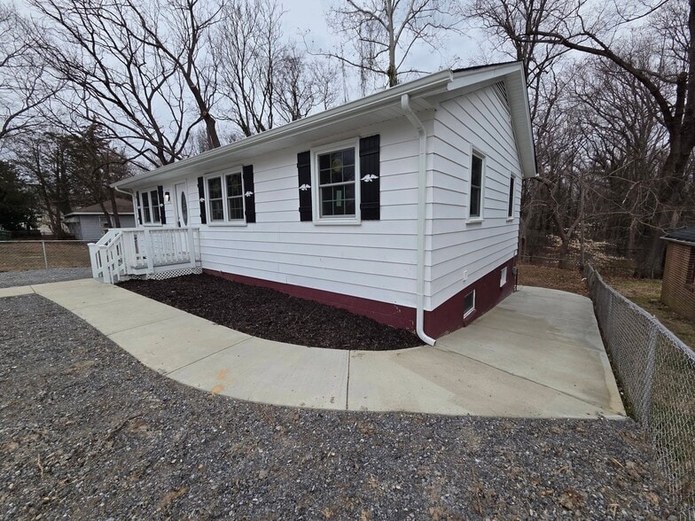 Building Photo - 5506 Campbell Ave