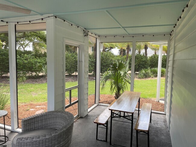 Building Photo - Old Village Cottage - 1.5 Blocks to Pitt Street Bridge