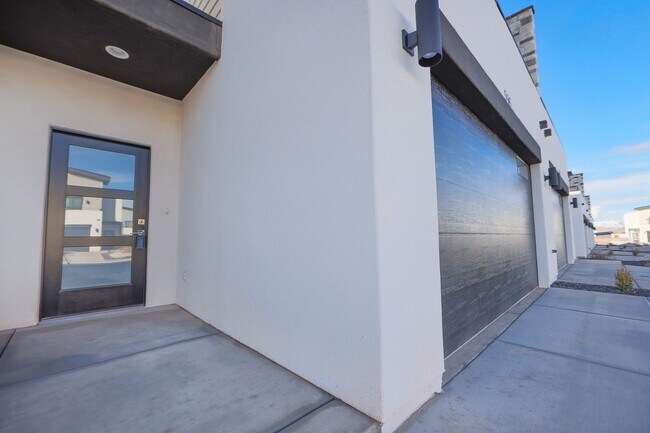 Building Photo - Crimson Park Town Home.