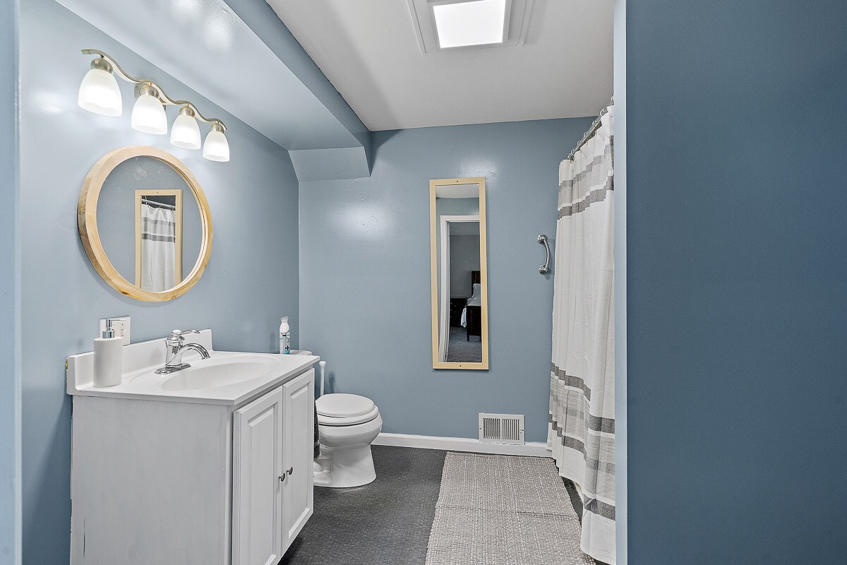 Building Photo - 387 Maple Ave