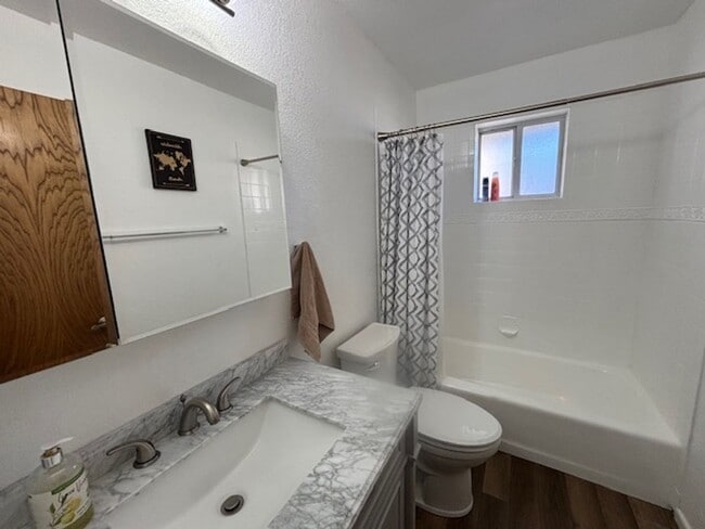 Building Photo - 3 Bedroom - 2 Bath Home