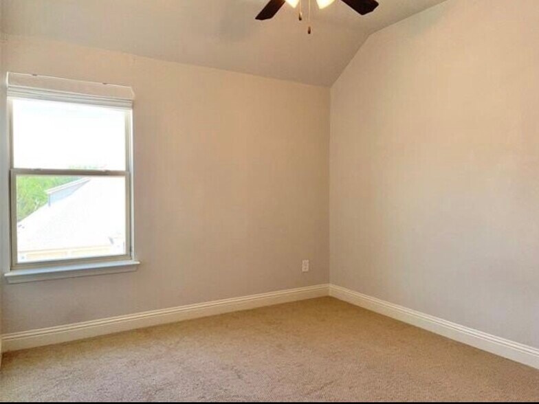 Building Photo - 560 Inwood St