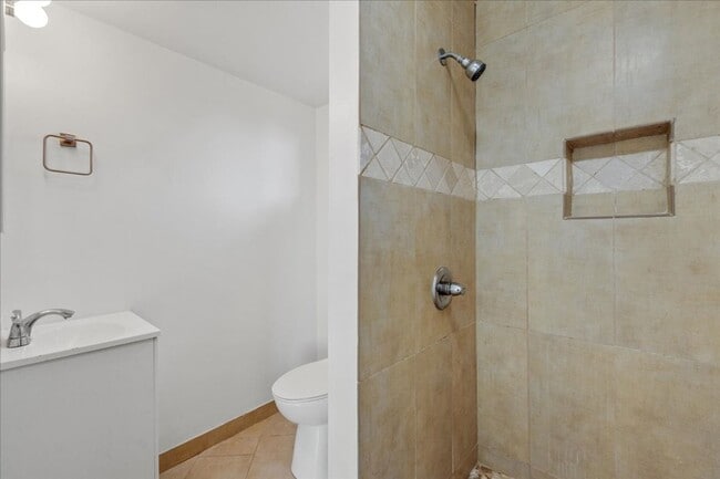 Building Photo - Upper Seaside four bedroom and two bath