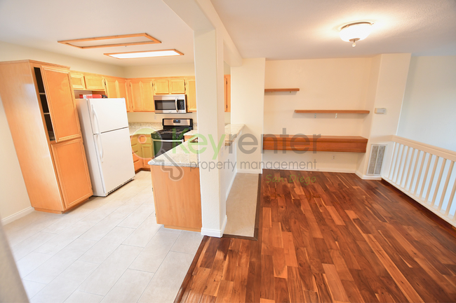 Building Photo - Sorrento Vally| Multi level Townhome|Conve...