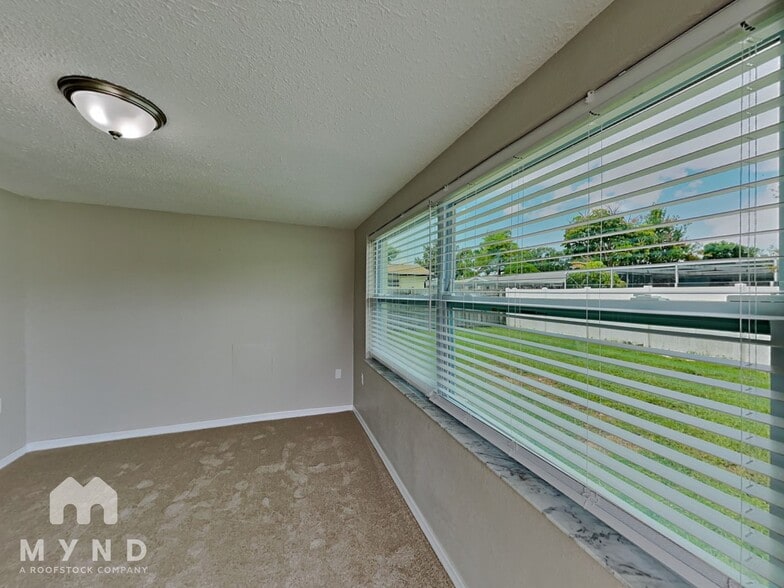 Building Photo - 9724 Lakeside Ln