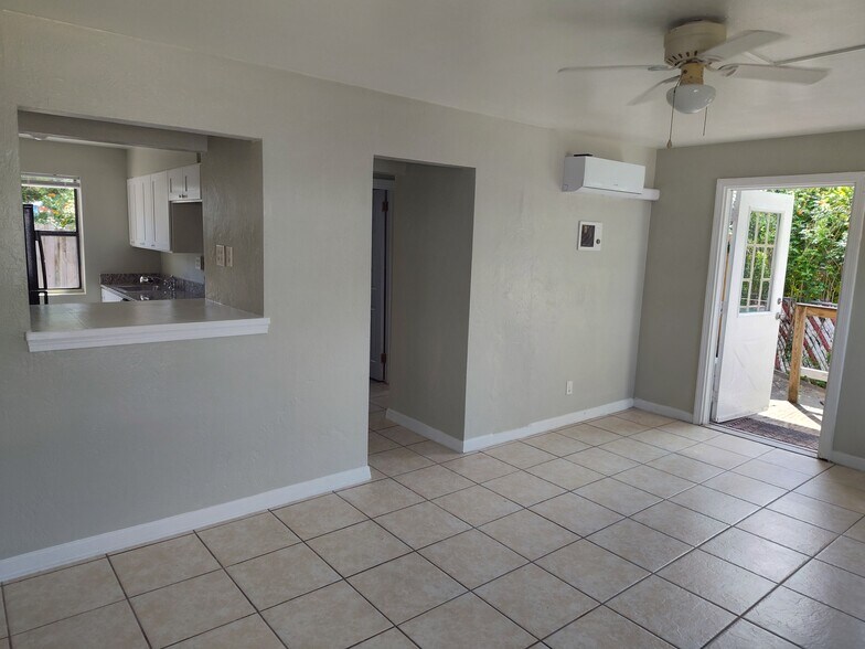 Building Photo - 318 N Oleander Ave
