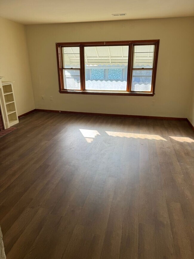 Building Photo - 3 bedroom 1 bath unit