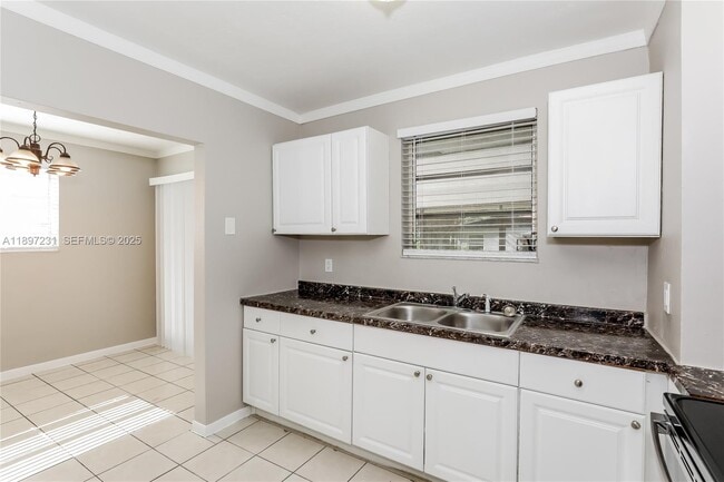 Building Photo - 381 NE 164th St