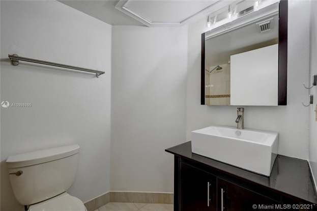 Building Photo - 2850 N Oakland Forest Dr