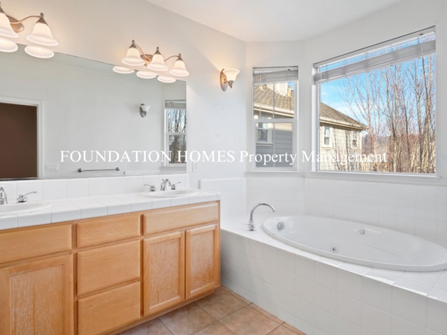 Building Photo - 33 Ranch Dr