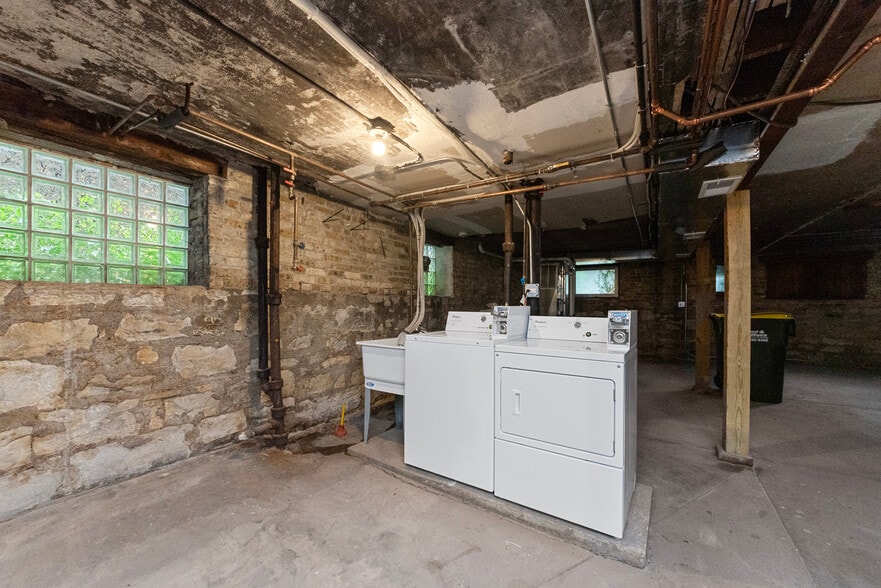 Building Photo - 1353 W Catalpa Ave