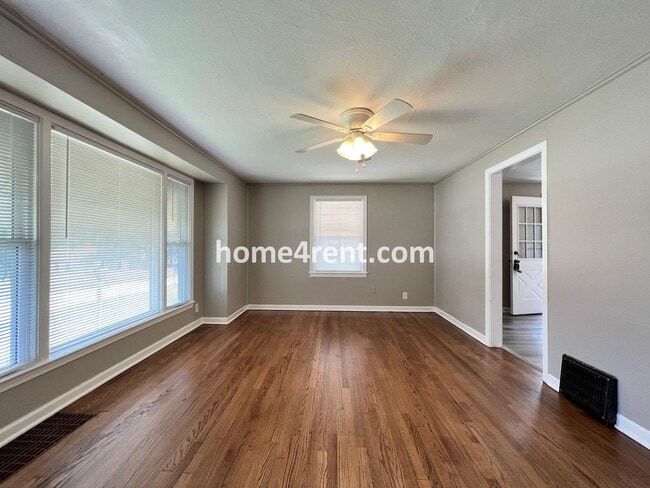 Building Photo - Cozy Ranch Style Home in KCMO w/ Wood Floors and a Fenced in Yard!