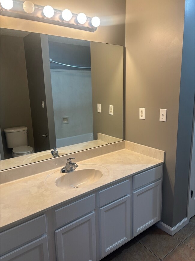 Building Photo - 1117 E Cortona Cir