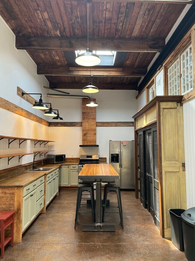 Building Photo - Charming Industrial 4 Bedroom/4 Bathroom Apartment in Pigtown, MD!