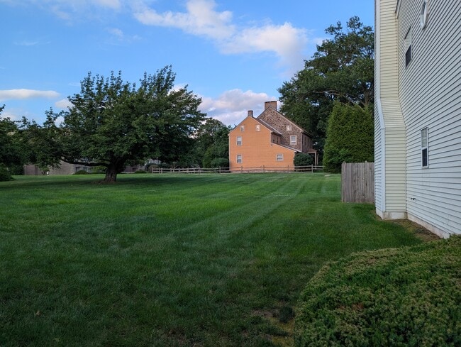 Building Photo - 170 Leedom Way