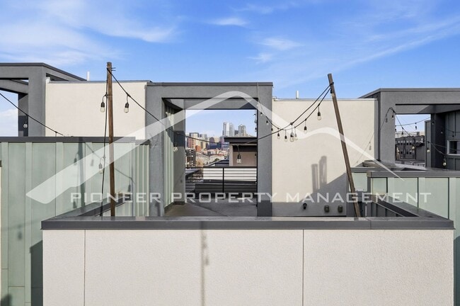 Building Photo - Gorgeous Townhome with Central AC and Rooftop Deck