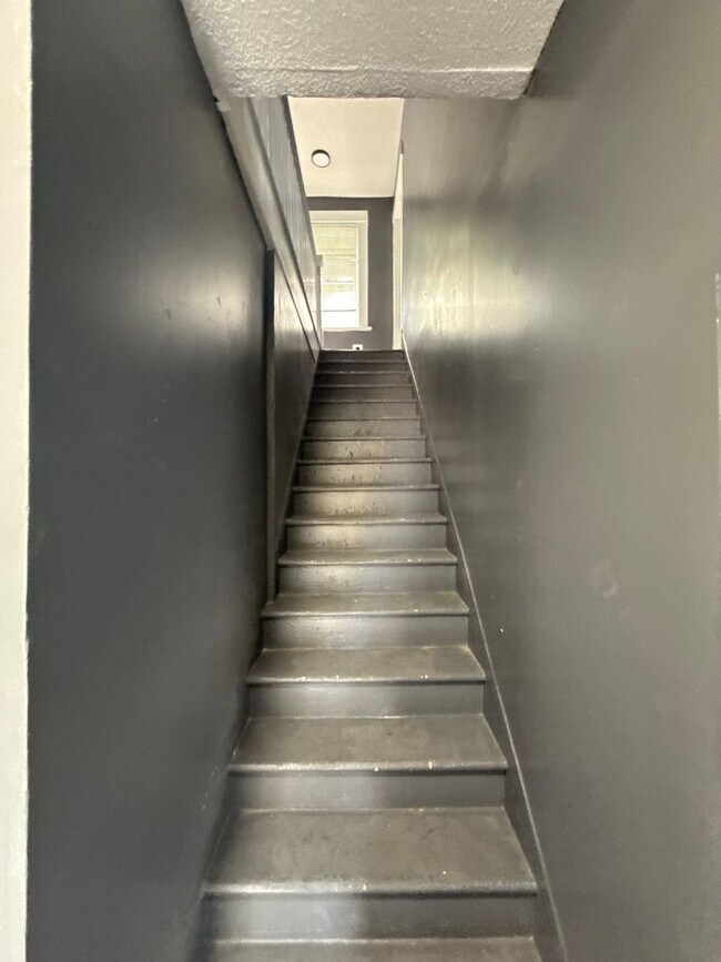 Building Photo - Fully Renovated 4BR Home in Highland Heights – Section 8 Welcome!