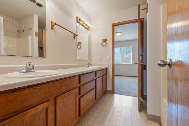 Building Photo - Spacious 2-Bedroom Duplex in SE Portland