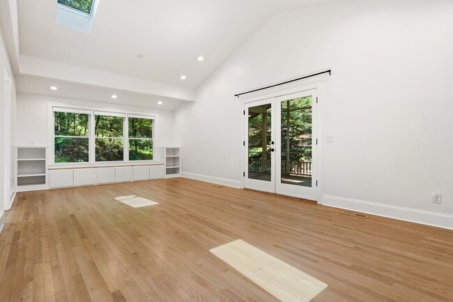Building Photo - Bright, Updated Home Minutes from UNC and Downtown Chapel Hill
