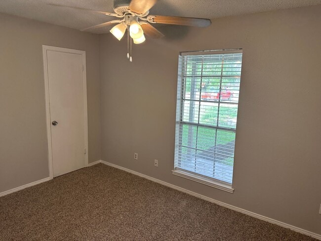 Building Photo - Great Duplex in Irving!