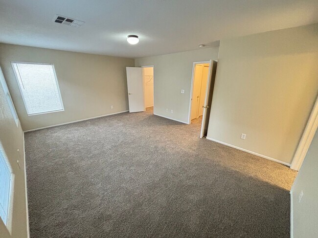 Building Photo - Beautiful 3 bedroom / 2.5 bath home!