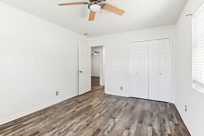 Building Photo - 6 Baywood Dr
