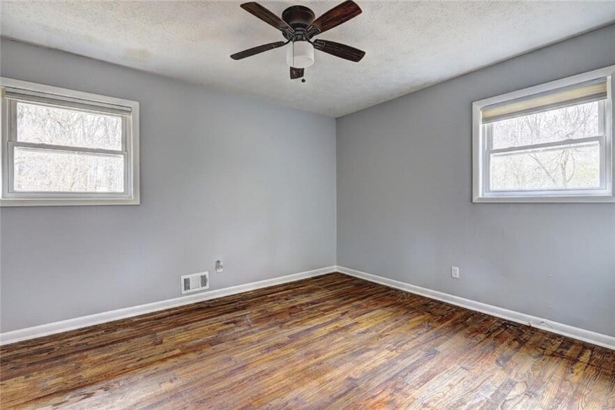 Building Photo - 667 Tara Cir SE