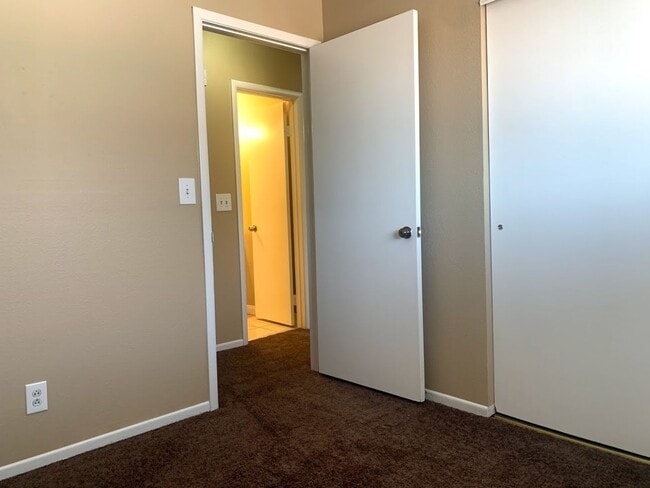 Building Photo - Check out this Freshly Painted and New Flo...