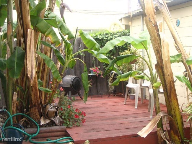 Building Photo - 2 br, 1.5 bath Apartment - 2143 Thomas Ave