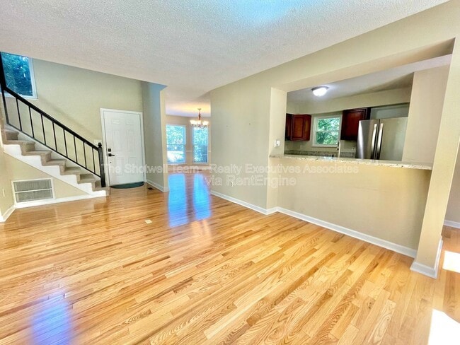 Building Photo - 1363 Wenlock Rd