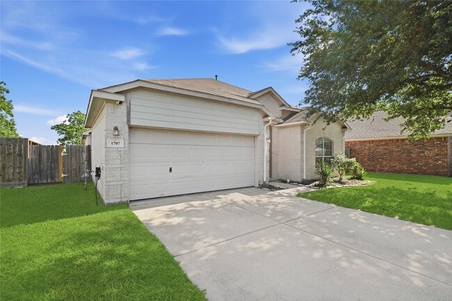 Building Photo - 1707 E Highlands Crossing