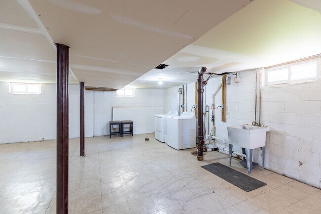 Building Photo - 4 bedrooms 1 bath