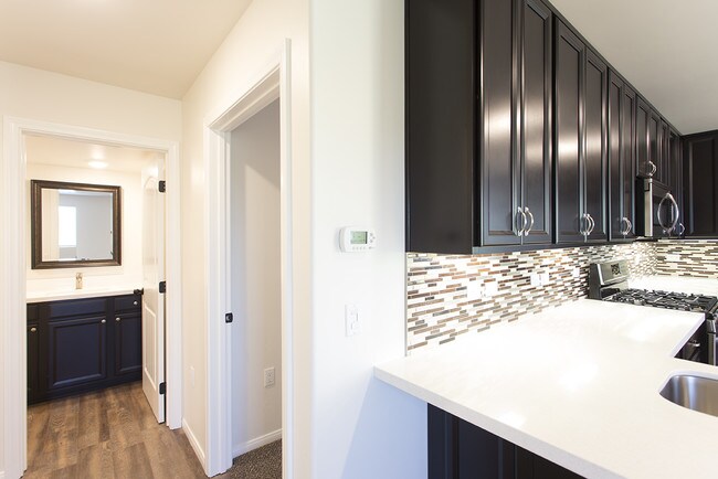 Building Photo - OPEN HOUSE: 2/7 10-11AM  4 Bed with 2 Car Garage & Washer/Dryer in Unit