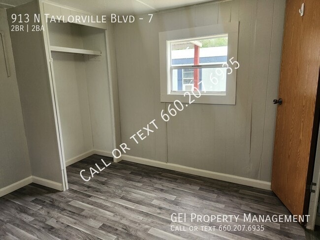 Building Photo - 913 N Taylorville Blvd