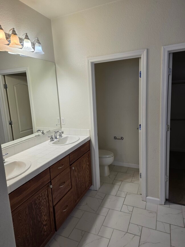 Building Photo - 7121 Crest Hill Dr