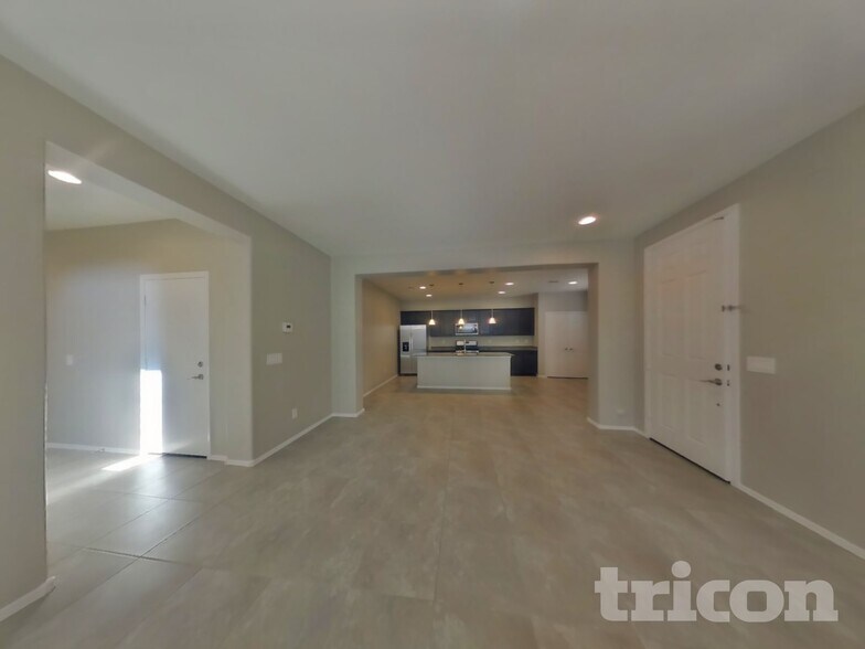 Building Photo - 323 N 56th Pl