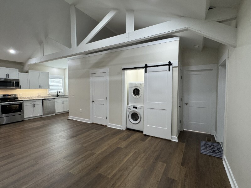 Building Photo - 630 Graham St