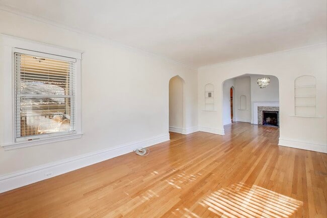 Building Photo - 916 Pleasant St