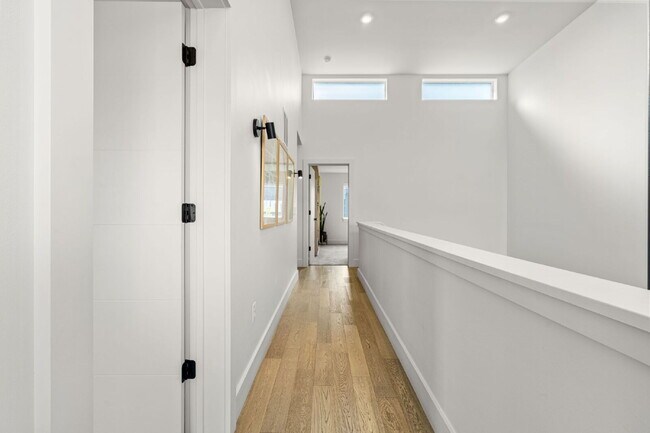 Building Photo - Modern Luxury in this end unit Blondie Condo
