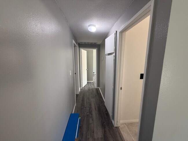 Building Photo - 4 bedroom 2 bath!