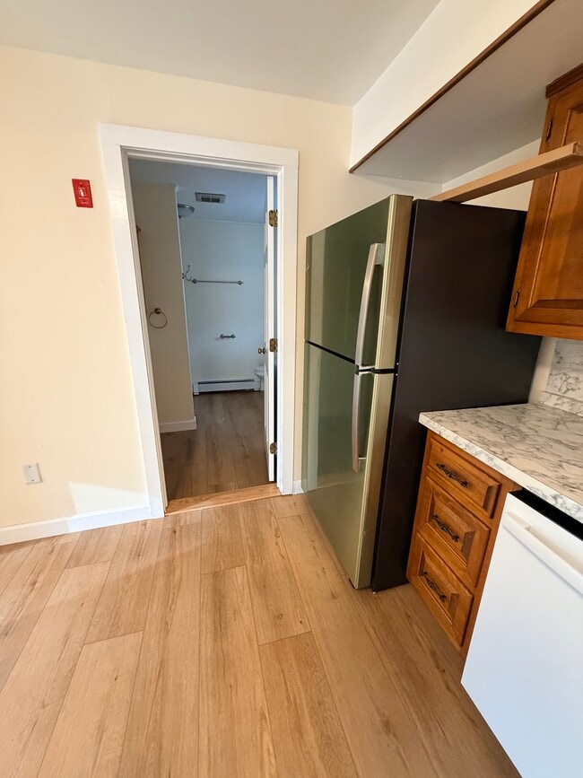 Building Photo - 2450 Foxon Rd