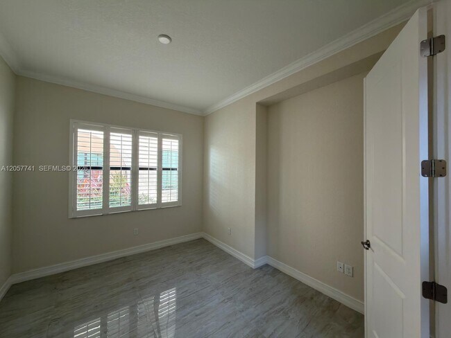 Building Photo - 455 SW 113th Ln