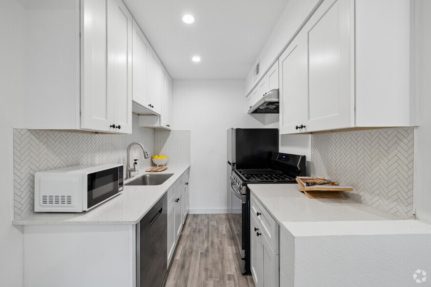2BR, 1BA - 725SF - Kitchen - Adelynn at Mueller