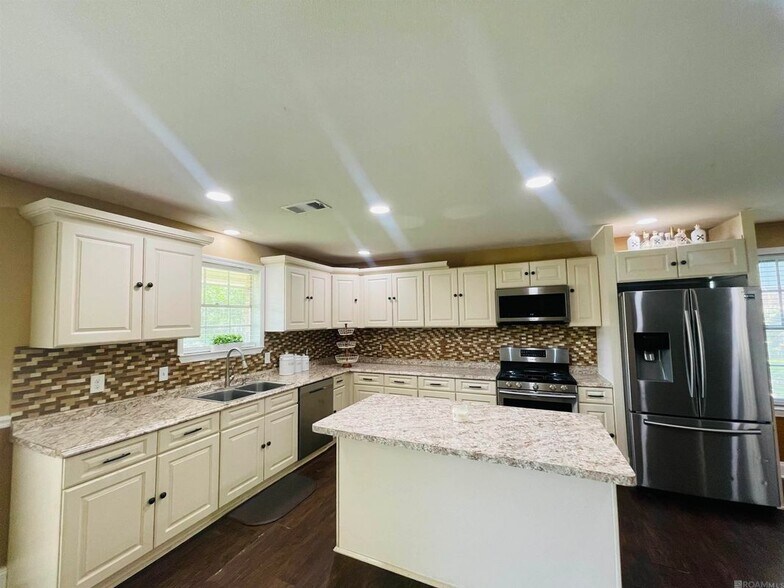 Building Photo - 4036 Ridgemont Dr